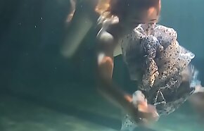 Big bouncing tits underwater in the pool