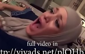 hijab dame going to bed eliminate pussy