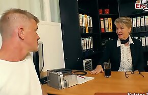 deutsche reife sekrit&aumlrin verführt jungen mann im büro zum copulation